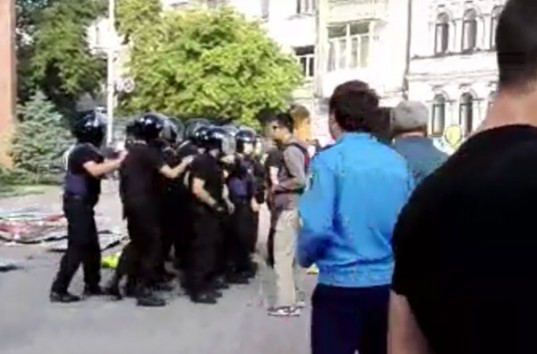 В Киеве правоохранители оттеснили блокирующих «Киевгорстрой» азовцев (ВИДЕО)