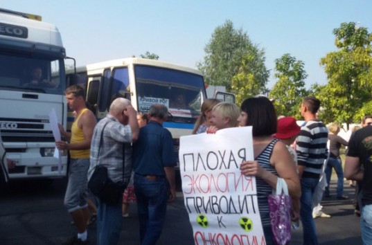 Под Днепром люди перекрыли трассу из-за львовского мусора и требуют приезда Филатова