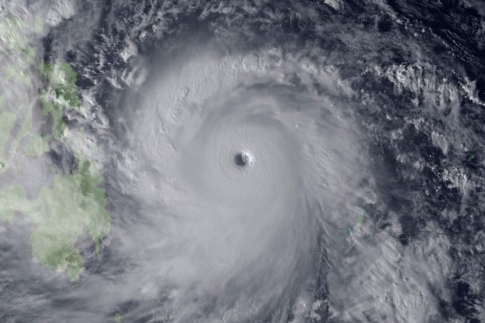 На Тайвань надвигается мощный тайфун, скорость ветра которого достигает 240 км/ч