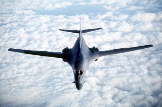 Два американских сверхзвуковых стратегических бомбардировщика В-1 пролетели рядом с КНДР