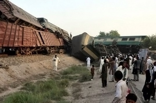 В Пакистане столкнулись два поезда: 6 человек погибли, 150 раненых (ФОТО, ВИДЕО)