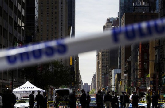 Вооружившись ножом для резки мяса мужчина напал на полицейских в центре Нью-Йорка