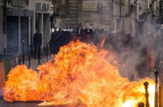 Для разгона демонстрантов в Париже силовики применили слезоточивый газ и водометы (ВИДЕО)