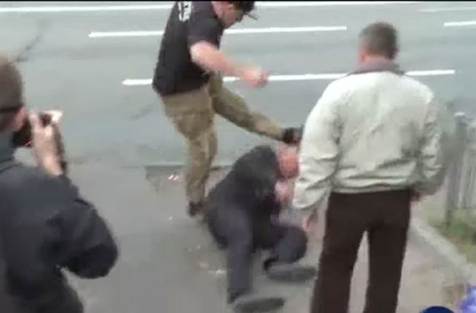Появилось видео драки под посольством России в Киеве (ВИДЕО)