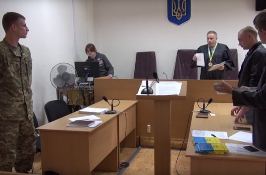 «Я слышал, как трещали кости»: на Харьковщине начался суд по зверствам в воинской части (ВИДЕО)