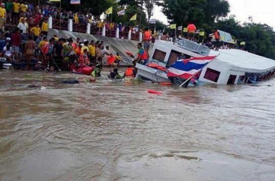 В Таиланде пассажирский теплоход врезался в мост, 15 человек погибло (ФОТО)