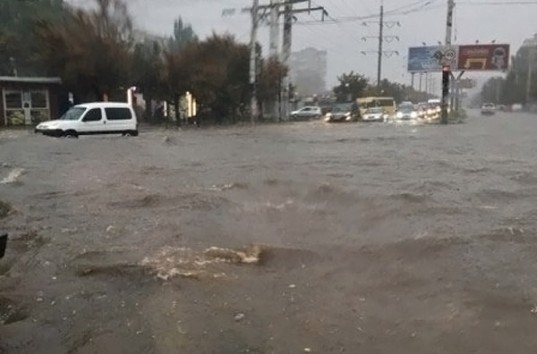 В Одессе сильный ливень. Уровень воды в некоторых местах достигает 0,5 м (ФОТО, ВИДЕО)