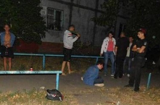 В Киеве прохожие поймали разбойника, который ударил женщину молотком
