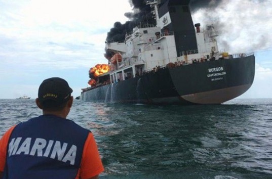Возле Мексики загорелось нефтяное судно El Burgos (ФОТО)