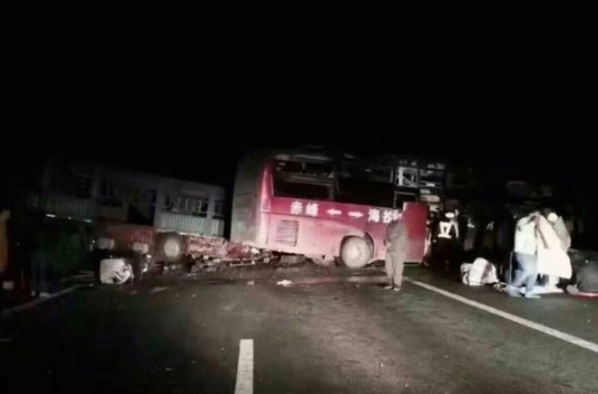 В Китае грузовик протаранил пассажирский автобус: восемь человек погибли на месте