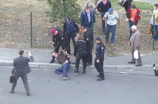 В сети появилось видео задержания стрелка на улице Киева (ВИДЕО)