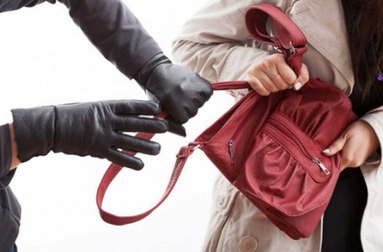 В Киеве преступники избили женщину и забрали сумку, в которой было 11 000 долларов