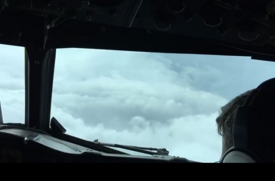 В Facebook опубликовали видео с ураганом «Мэтью» из кабины самолета (ВИДЕО)