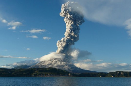 В Японии началось извержение мощного вулкана Асо на юго-западе острова Кюсю