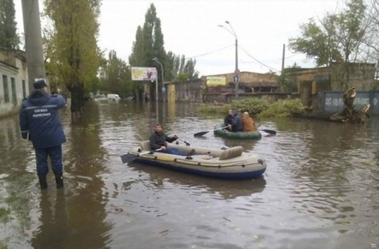Люди на лодках и плавающие машины: коммунальщики не смогли откачать воду в Одессе (ФОТО, ВИДЕО)