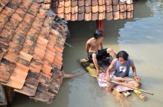 На севере Индонезии при наводнении затопило около 1,5 тысячи жилых домов
