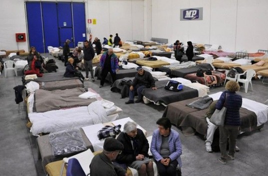 Землетрясение в Италии: Тысячи жителей ночуют в палатках и автомобилях