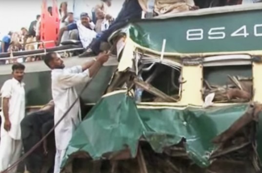 В Пакистане поезд врезался в состав стоящий на станции, количество жертв растет (ВИДЕО)