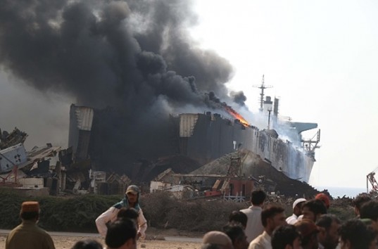 В Пакистане взорвался нефтяной танкер: десятки погибших и сотни пропавших без вести (ФОТО)