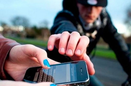 В городе Каменское компания подростков грабили школьников, отбирая у них телефоны