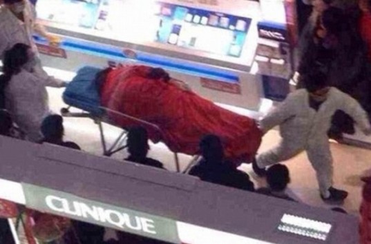 Китаец после многочасового шоппинга с женой выбросился c балкона супермаркета