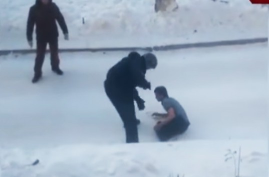 В Новокузнецке пьяный мужчина с топором гонял по снегу раздетую жену и детей (ВИДЕО)