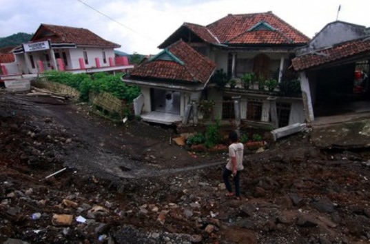 В результате оползней на западе Индонезии одни человек погиб и двое пропали без вести