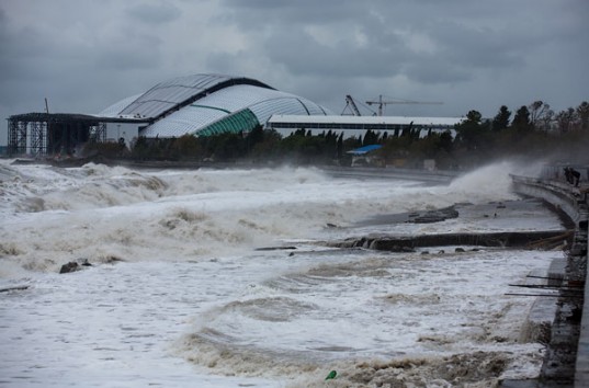 Ураган в Сочи: отмененные авиарейсы, смытые пляжи, поваленные фонарные столбы (ВИДЕО)