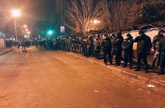 В Киеве ночью произошли столкновения при попытке снести МАФы