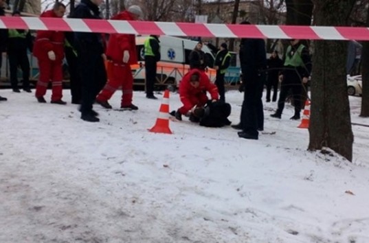 В Хмельницком полицейские застрелили мужчину, который бросался на прохожих