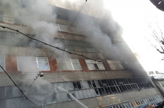 Появилось видео масштабного пожара в помещении львовского завода «Электрон» (ВИДОЕ)