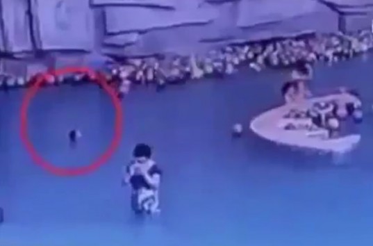 4-летний мальчик утонул в бассейне пока его мама переписывалась в телефоне (ВИДЕО)