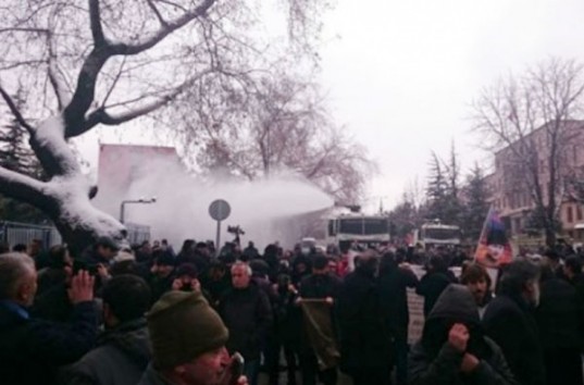 В Анкаре полиция разогнала водометами и газом митинг против усиления власти Эрдогана