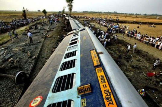 В Индии семь вагонов поезда сошли с рельсов, десятки погибших и раненых