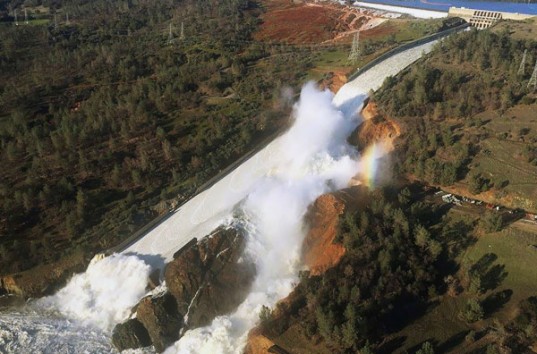 Срочно! Калифорнии грозит затопление из-за обрушения крупнейшей плотины в США (ВИДЕО)