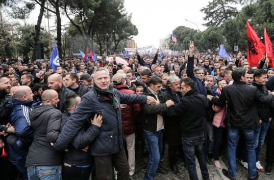 В Албании прошли многотысячные протесты с требованием досрочных выборов