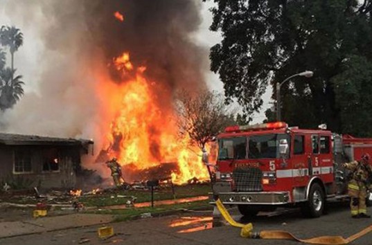 В Калифорнии легкомоторный самолет упал на жилые дома