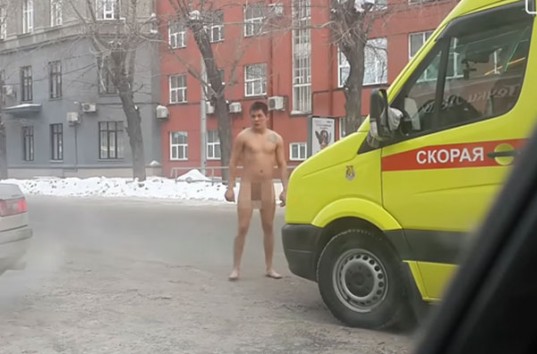 В России голый каратист вступил в поединок с каретой «скорой» (ВИДЕО)