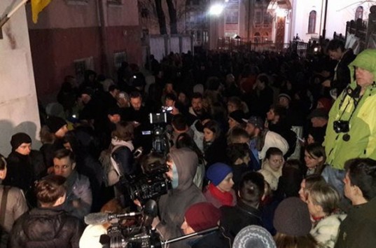 Дело Насирова: Десятки активистов продолжают блокировать выезды с территории суда
