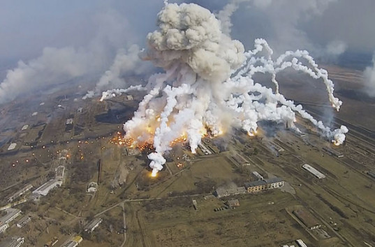 Взрыв на военных складах в Балаклее: Появилось масштабное видео с дрона (ВИДЕО)