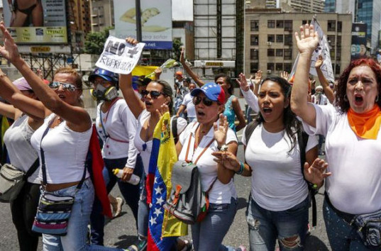 В Венесуэле протестовать против президента Николаса Мадуро вышли женщины