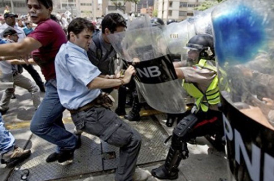 В столице Венесуэлы прошли новые акции протеста, в участников въехал автомобиль
