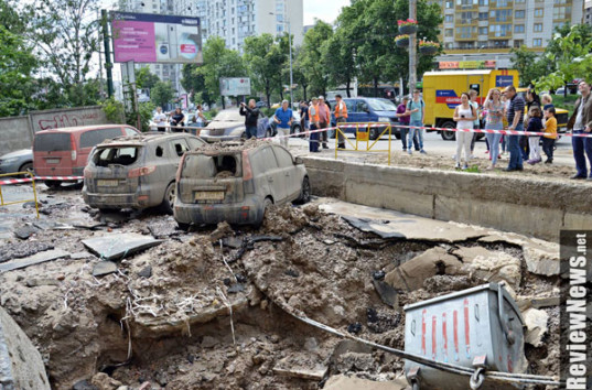 Срочно! Взрыв трубы в Киеве на Голосеевском проспекте оставил воронку в 30 метров (ВИДЕО)