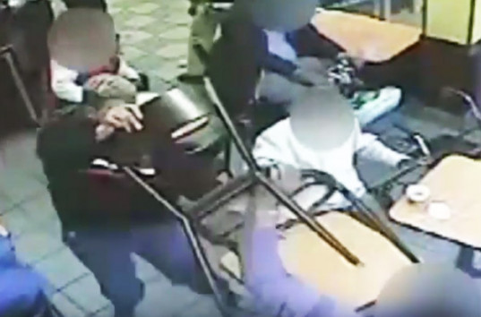 Подростки устроили жестокое побоище стульями в кафе (ВИДЕО)