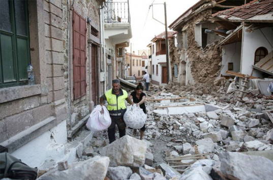 Разрушительное землетрясение произошло в Эгейском море (ВИДЕО)