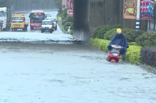 В Китае от наводнения пострадали более 220 тысяч человек (ВИДЕО)