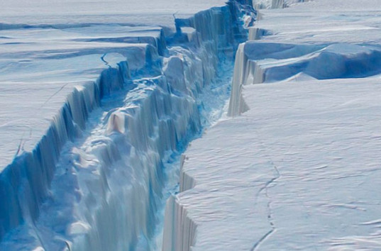 Ученые бьют тревогу: гигантский айсберг откололся от Антарктиды (ВИДЕО)