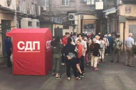 Под зданием Печерского районного суда Киева  подрались депутаты