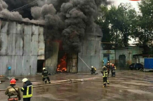 Горят склады, взрываются баллоны: в Киеве вспыхнул масштабный пожар