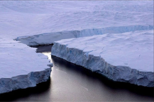 Ученые показали снимки отколовшегося от Антарктиды гигантского айсберга (ВИДЕО)
